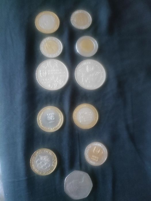 Várias moedas de escudo portuguesa