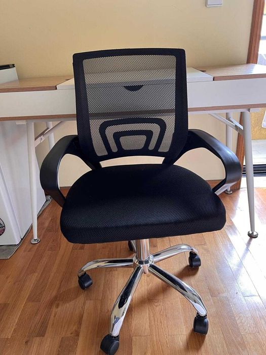 Mesa de escritório com 3 compartimentos/baú de arrumação