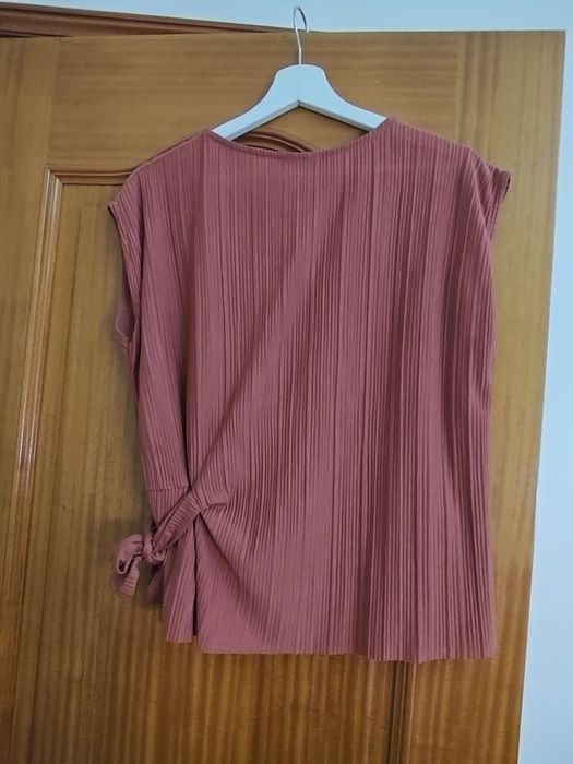 Blusa plissada com laço