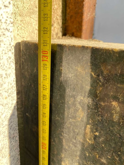 Tira de Granito Escuro com Reflexos Dourados
