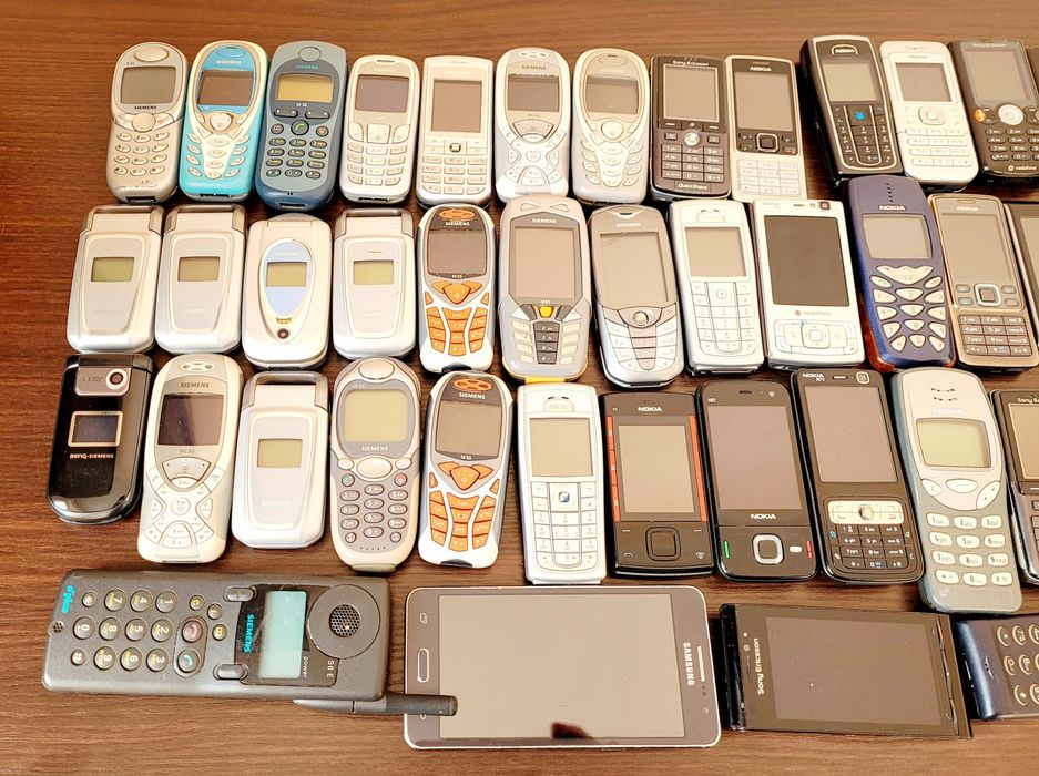 Zestaw starych telefonów komórkowych Nokia, Samsung, Siemens