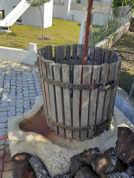 Prensa em pedra rustica