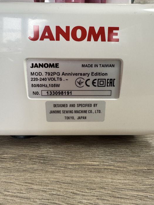 Оверлок Janome 792PG Anniversary Edition (з приставним столиком) — в ідеальному стані