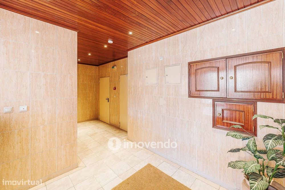 Apartamento T2, com lugar de estacionamento e arrecadação, na Ramada
