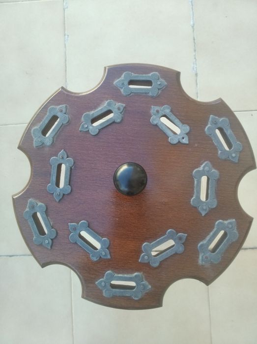 Coleção de Mini Espadas banhadas a prata com suporte de Carvalho