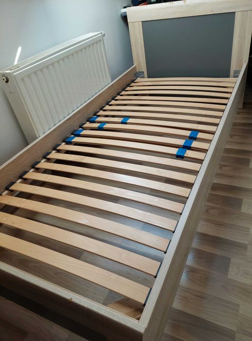 Łóżko jednoosobowe ze stelażem (gratis materac )