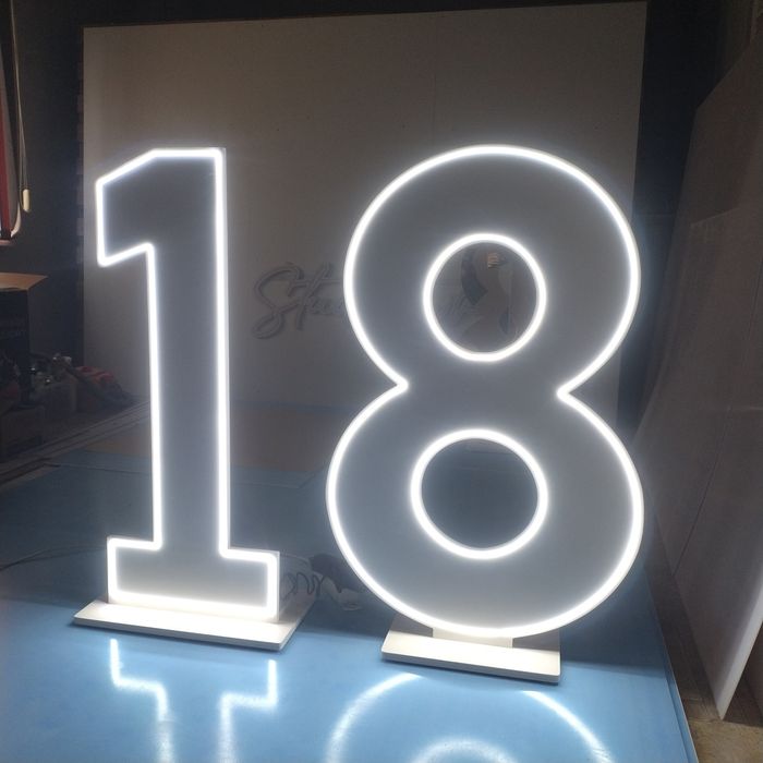 Cyfry LED  18 neonowe osiemnastka podświetlana