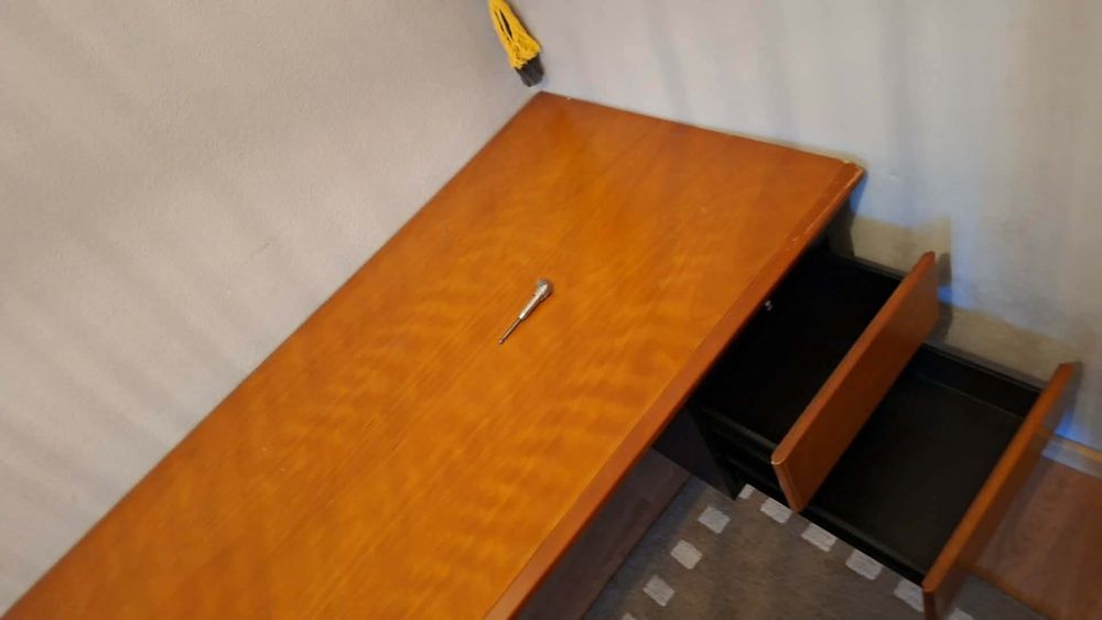 Secretaria usada com 2 gavetas