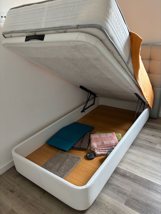 Sommier com cabeceiro e colchão