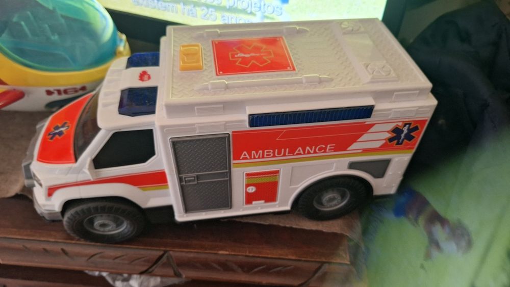 Brinquedo. Ambulância com sinal sonoro
