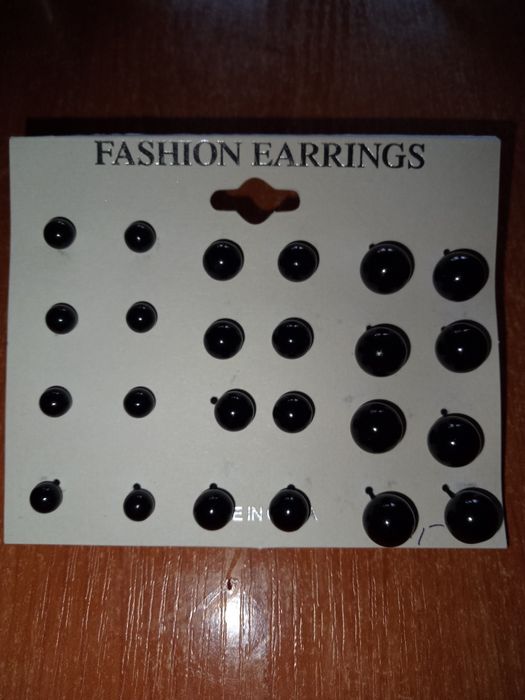 Kolczyki wkrętki czarne/nowe 2pary