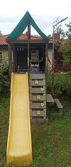 Domek drewniany ze zjeżdżalnią.