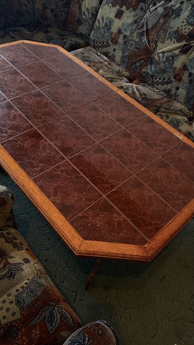 Stół kafelkowy z obróbką drewniną