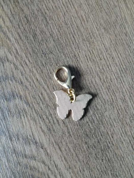 Brelok, zawieszka. Czarno-różowy motyl