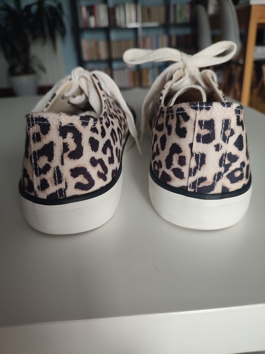 Tênis leopardo a estrear