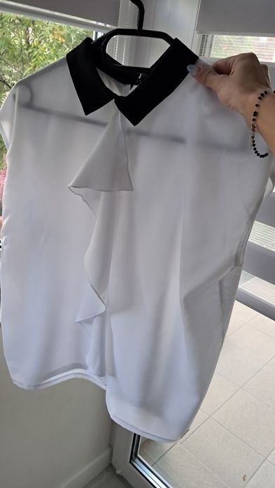 Elegancka biała bluzeczka z kołnierzykiem Mohito M