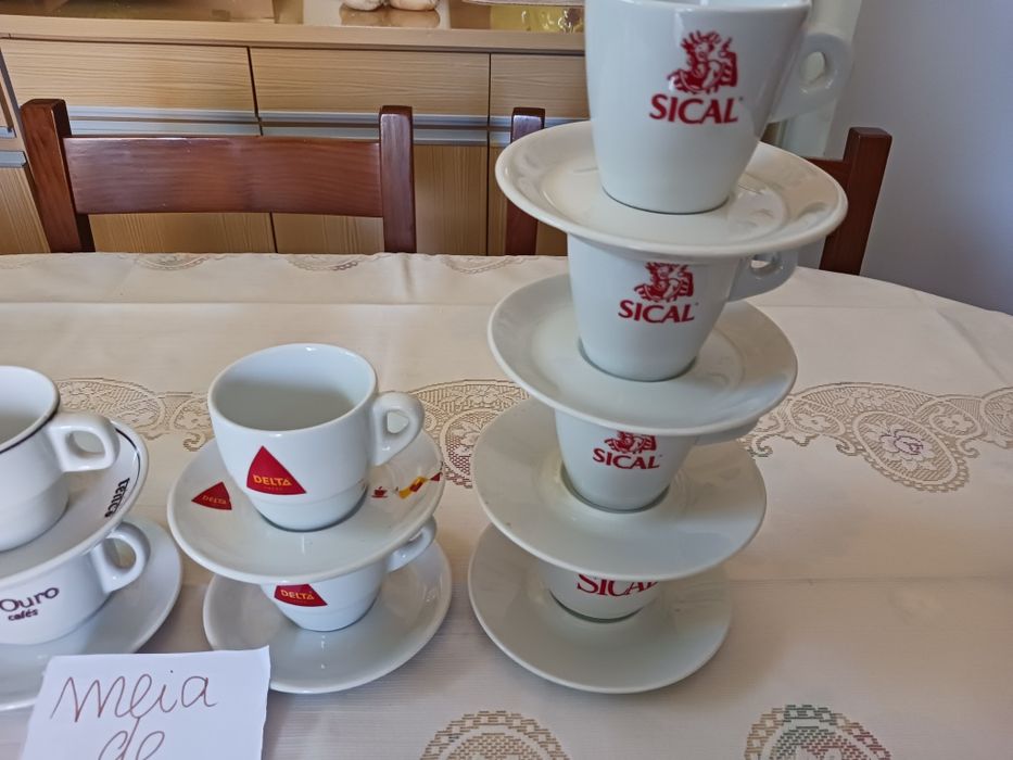Conjunto de chávenas de marcas de café e meias de leite