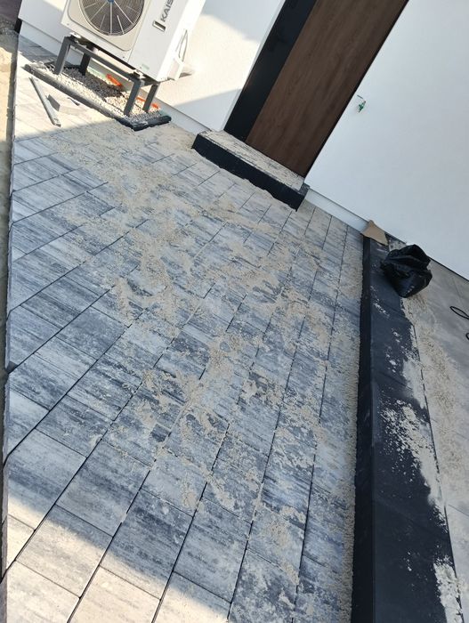 Transport busem wywrotka usługi mini koparką układanie kostki