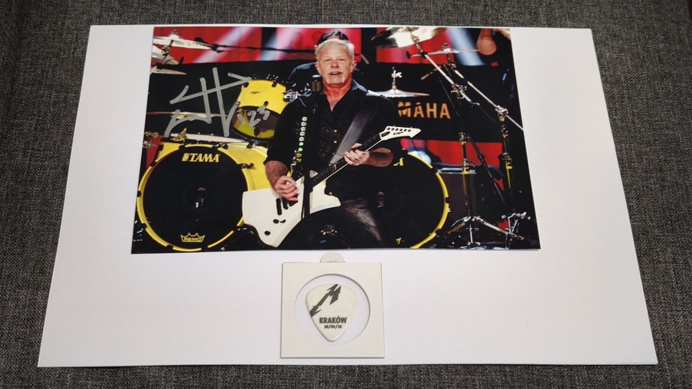 Автограф и медиатор Metallica с концерта в Кракове 2018 года.