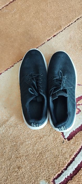 Czarne buty sportowe