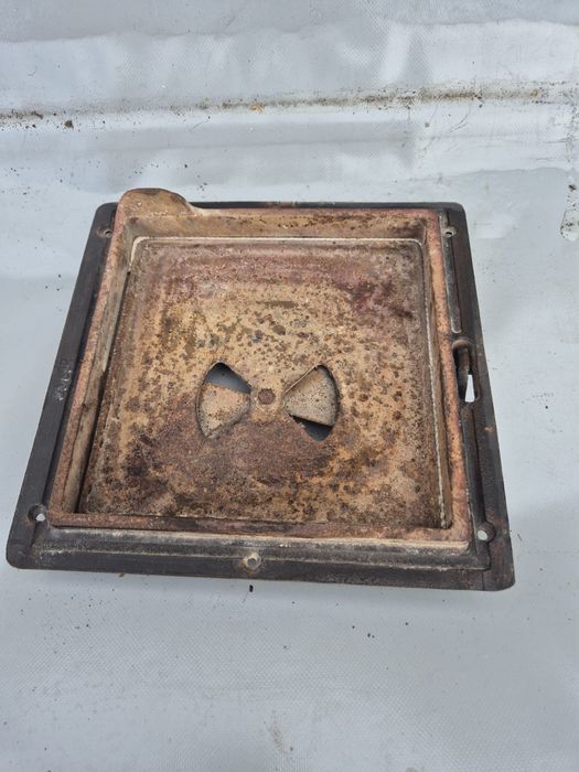 Żeliwne drzwiczki do pieca