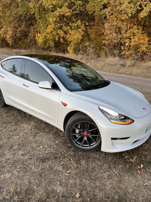 Белая Тесла Tesla Model 3 2020 restyling рестайлінг 60 kWt