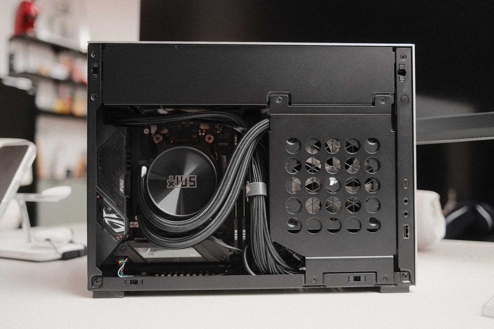 SFF MINI PC | Ryzen 7950X3D | RTX 4080 Super | 64GB | 4TB