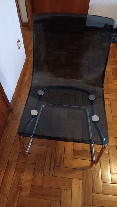 Vendo Cadeira em acrílico e metal