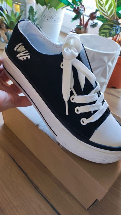 Nowe wiązane trampki 36