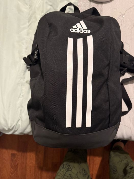 Mochila adidas completamente nova