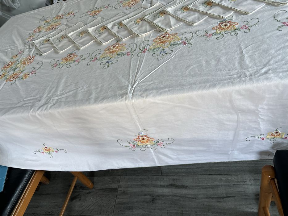 Toalha de mesa com bordado manual com 12 guardanapos