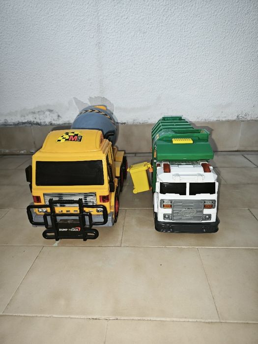 Camião do lixo reciclagem a pilhas e betoneira