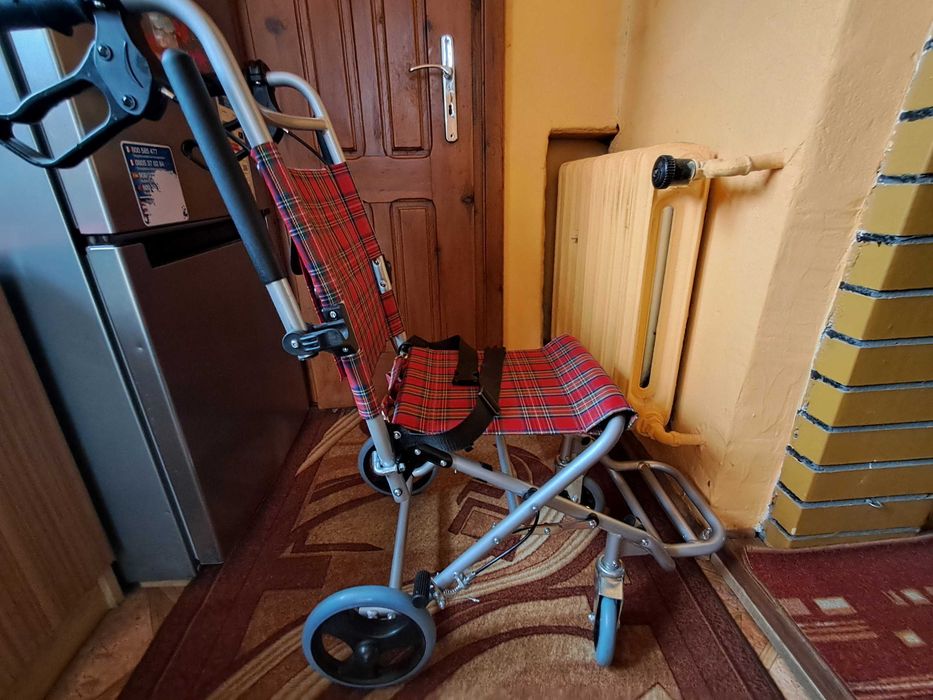 Wózek inwalidzki transportowy