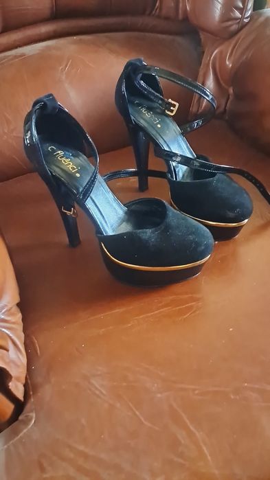 Sapatos entre 15€ a 20€ com possibilidade de negociação