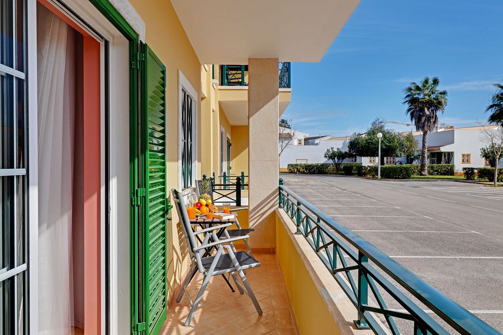 FÉRIAS EM VILAMOURA - Apartamento, em condominio com Jardim, Piscinas, Jacuzzi, e Garagem. A 1 km da praia da falésia