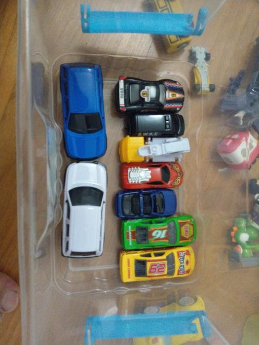 Caixa cheia com carrinhos criança