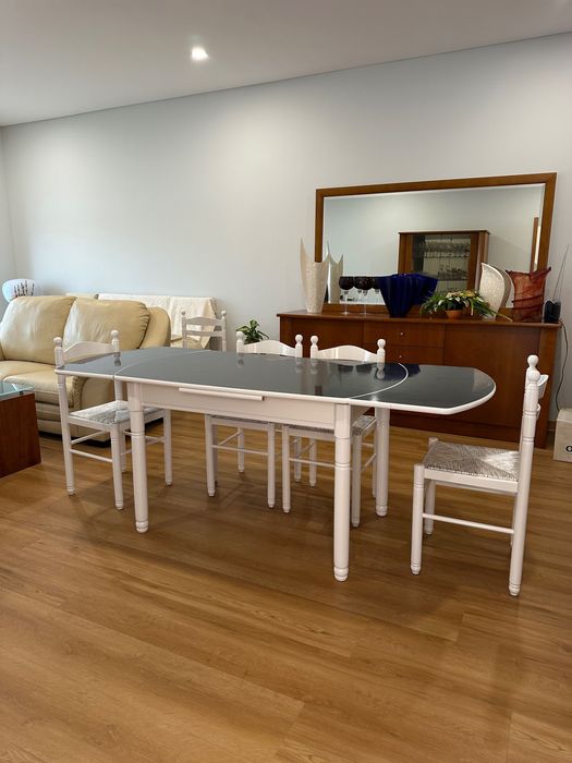 Conjunto de mesa e cadeiras