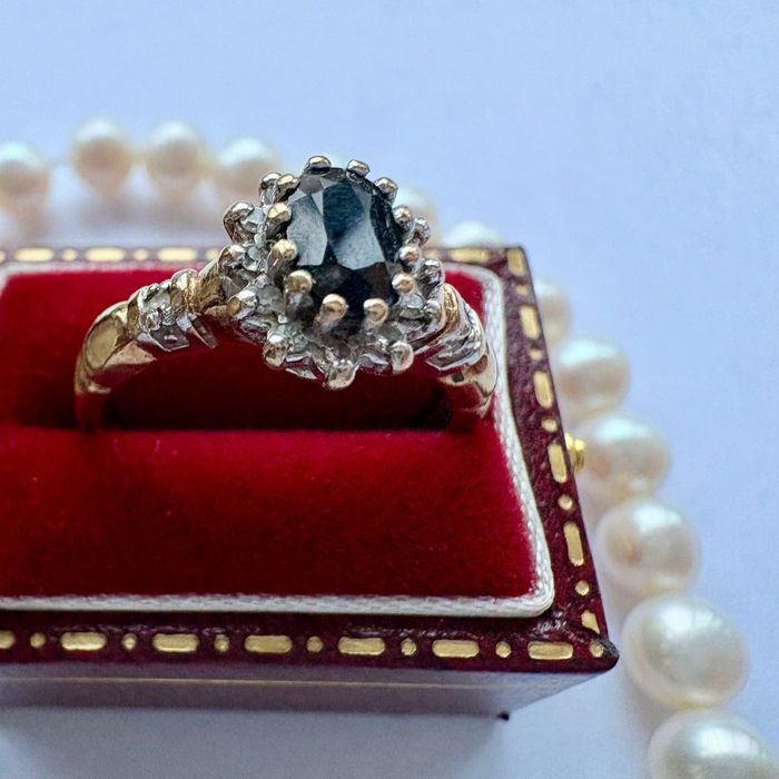 Złoty Retro Pierścionek 9k diamenty daisy szafir R9
