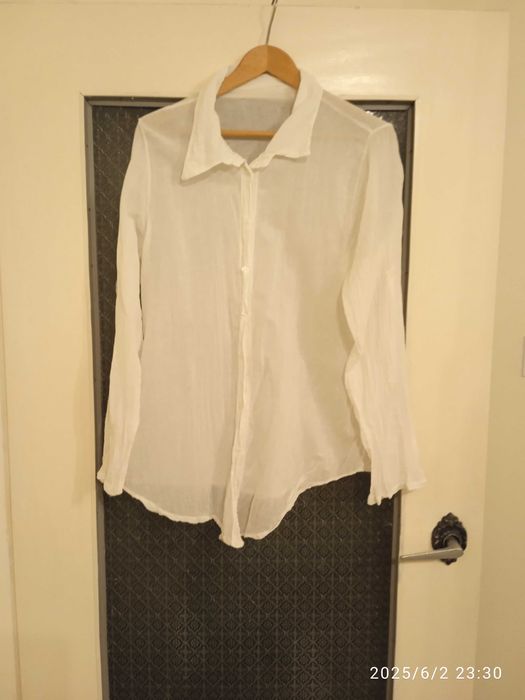 Biała koszula . długi  rękaw Mozna podpiąc na krótki rękaw.