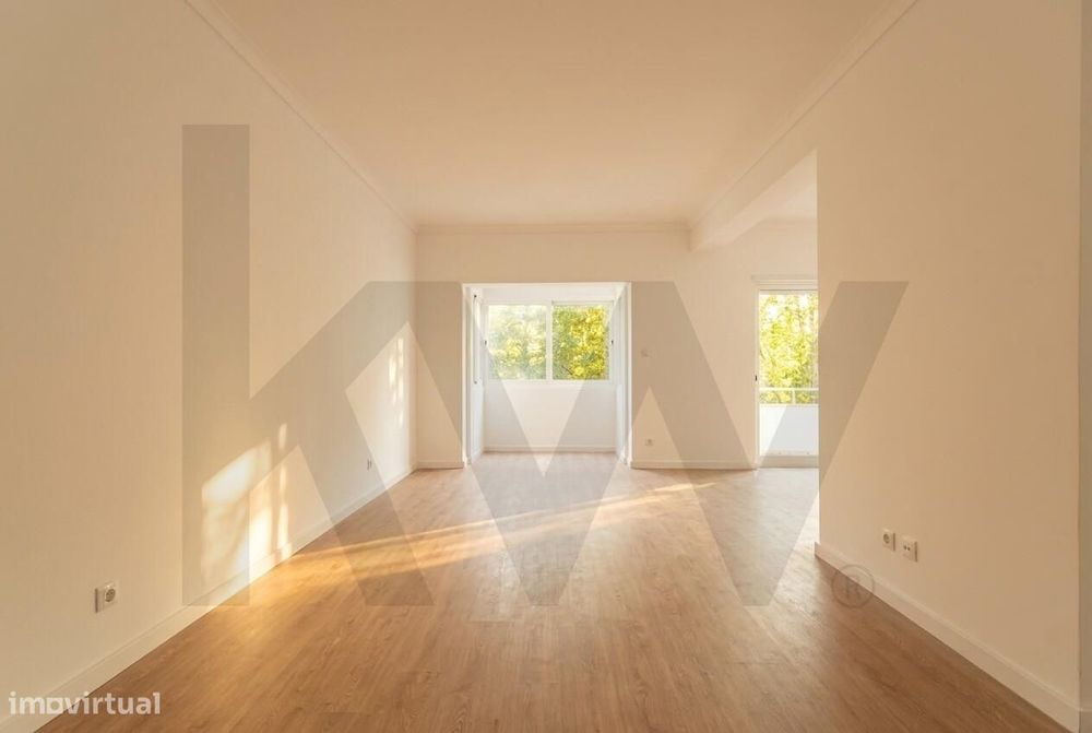 Apartamento T2 Totalmente Remodelado no centro de Monte Abraão - 1.º P
