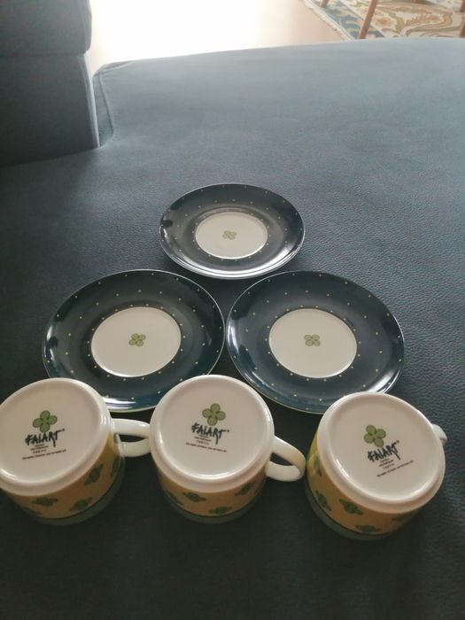 Três chávenas chá com Pires