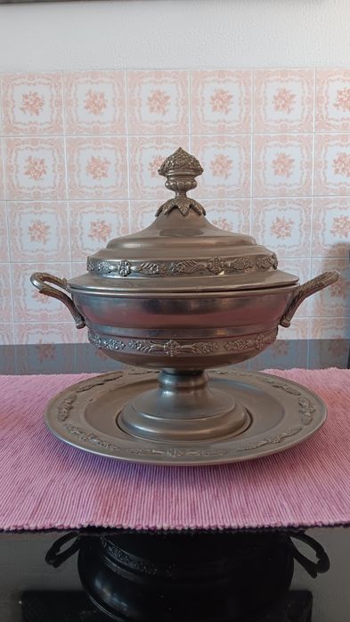 Terrina com 2 castiçais