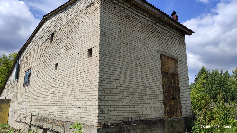 Будівля цегляна не житлова