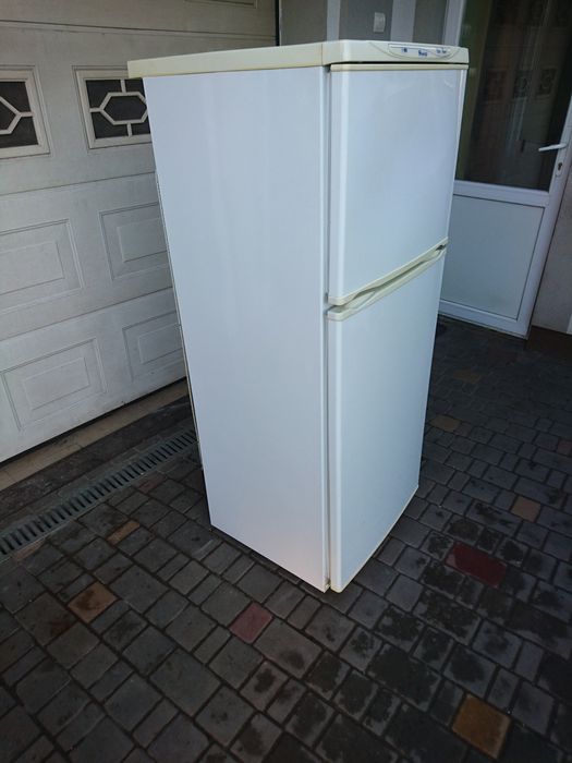 Холодильник двухкамерный продам