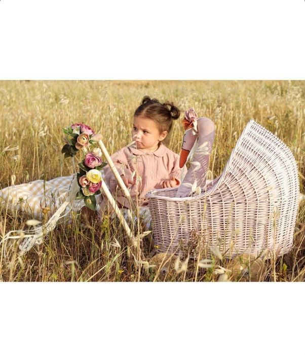 Wozek wiklinowy dla lalek niski pastelowy róż handmade