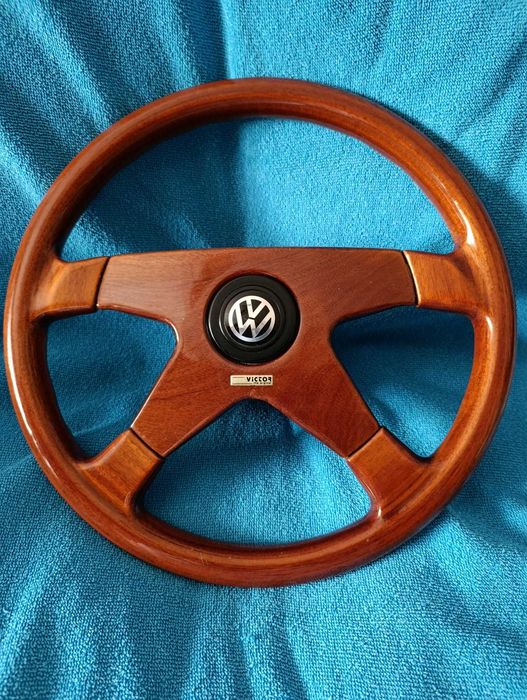 VW Golf Volante em Madeira e Cubo Victor