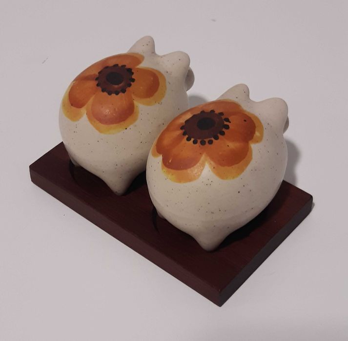 Antigo e curioso Saleiro e Pimenteiro