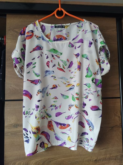 Delikatna bluzka w papugi