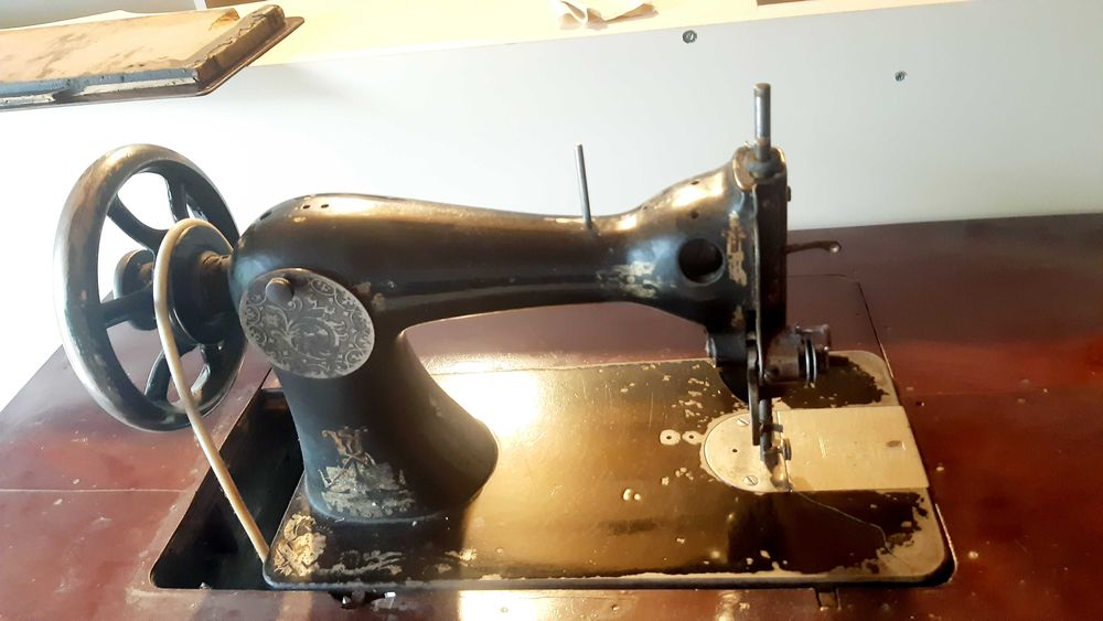 Швейна машинка Зінгер в робочому стані
