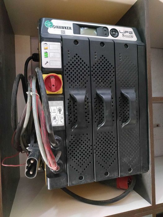 Prostownik Ładowarka baterii trakcyjnych hawker tc3 speed iq 80/140